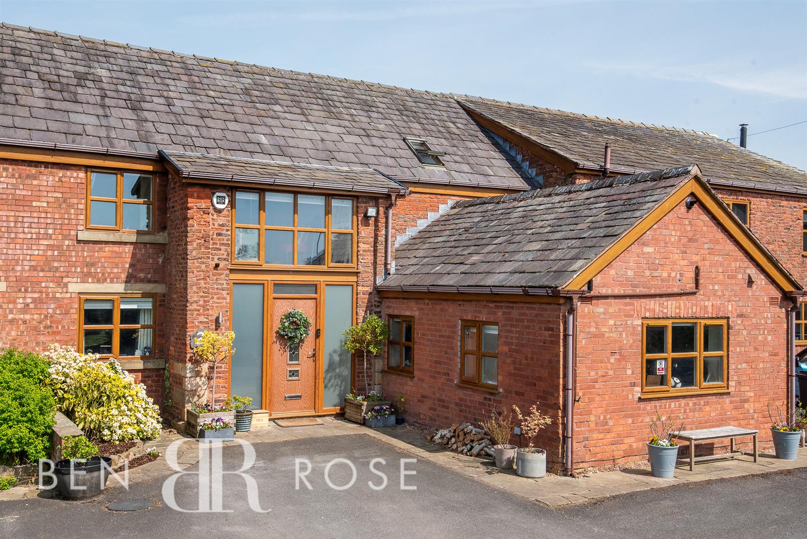 5 bed property in Hall Carr Lane, Preston